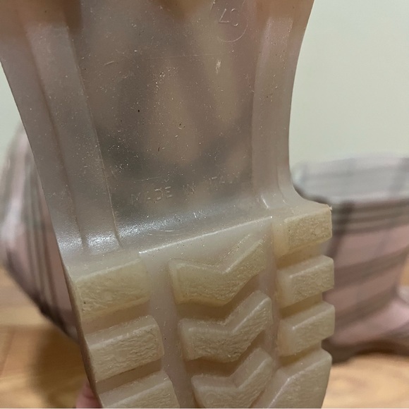 Burberry Nova Check Pink and Tan Plaid Rubber
Rain Boots Size EU 40 (US 10) - Picture 10 of 10